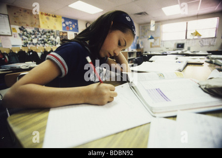 5th Grader arbeiten auf Papier für Literatur Klasse Stockfoto