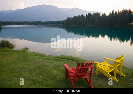 Lac Beauvert mit den Rocky Mountains im Hintergrund von Fairmont Jasper Park Lodge Stockfoto