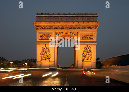 Der Arc de Triomphe am Abend, Paris, Frankreich Stockfoto