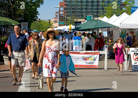 Menschen suchen den Samstag Bauernmarkt in Boise, Idaho USA Stockfoto