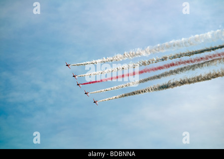 Red Arrows Luftaufnahmen zeigen Team an der Bristol Balloon Fiesta vor blauem Himmel mit farbigen Jetstreams genommen Stockfoto