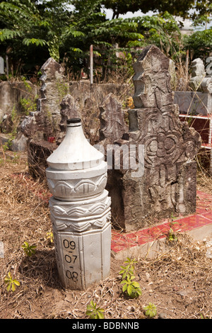 Indonesien-Sulawesi-Sidereng muslimischen Friedhof ungewöhnliche Säule gestaltet Grabsteine Stockfoto