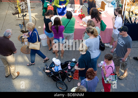 Menschen suchen den Samstag Bauernmarkt in Boise, Idaho USA Stockfoto