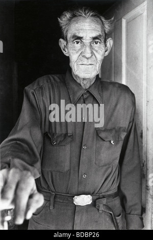 Älterer Hispanic Mann in der Tür des Hauses im nordöstlichen New Mexico Stockfoto