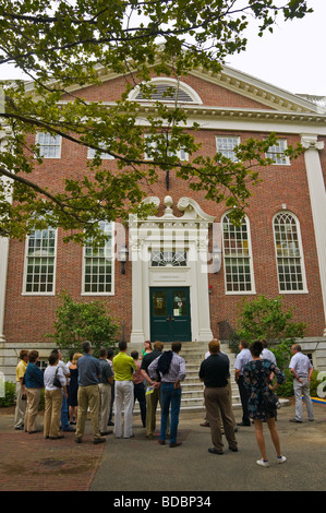 Tour Gruppe vor Matthews Halle Harvard University Boston Stockfoto