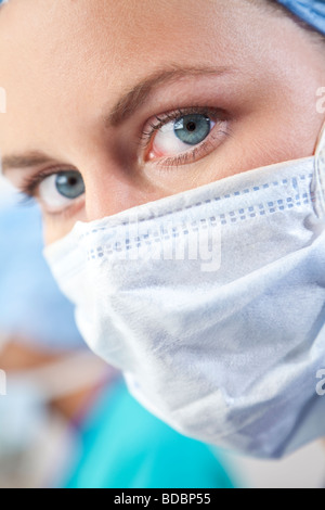 Porträt von einer blauen Augen Ärztin, Peelings und einen Mundschutz tragen hautnah Stockfoto