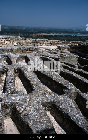 Stein gehauen Gräber in der Nekropole oder Friedhof des Troglodite oder der Höhlenwohnungen Kloster von Saint Roman, in der Nähe von Beaucaire, Frankreich Stockfoto