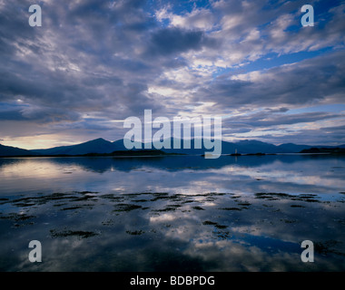 Die Berge von Ardgour spiegelt sich in den Firth of Lorn betrachtet von Port Appin, Argyll, Schottland, Vereinigtes Königreich. Stockfoto