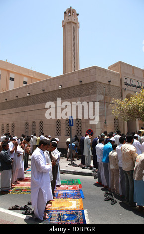 Aufruf zum Gebet in Dubai. Hunderte von Männern, die in den Straßen außerhalb verpackt Moscheen beten. Stockfoto