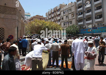 Aufruf zum Gebet in Dubai. Hunderte von Männern, die in den Straßen außerhalb verpackt Moscheen beten. Stockfoto