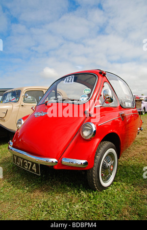 ein rotes "Trojaner" Bubble Auto bei einer Oldtimer-Rallye in Cornwall, Großbritannien Stockfoto