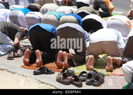 Aufruf zum Gebet in Dubai. Hunderte von Männern, die in den Straßen außerhalb verpackt Moscheen beten. Stockfoto