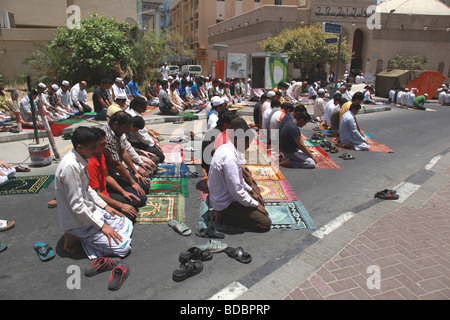 Aufruf zum Gebet in Dubai. Hunderte von Männern, die in den Straßen außerhalb verpackt Moscheen beten. Stockfoto