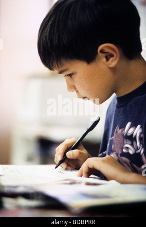 5th Grader überlegt ein Mathe-proble Stockfoto