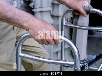 Gesundheitswesen. Behinderter Mann mit orthopädischem Walker. Nahaufnahme des mittleren Abschnitts einer älteren Person mit körperlicher Beeinträchtigung beim Gehen. USA New York City Stockfoto