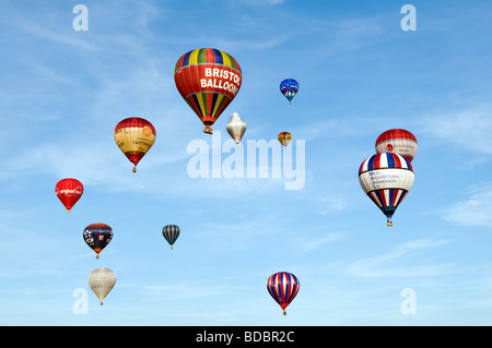 Bunte Heißluftballons am Sommertag vor einem blauen Himmel an der 2009 Bristol Balloon Fiesta uk Stockfoto