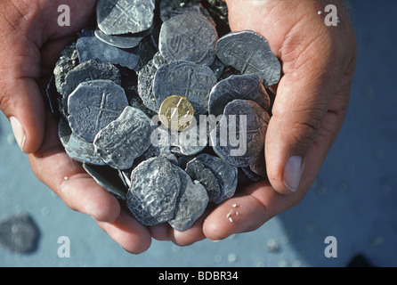 Dublonen erholte sich von dem Schiffbruch Las Maravillas versenkt in 1658 Bahamas Stockfoto