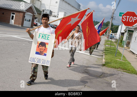 Burmesische Aktivisten während langen März Fort Wayne Indiana UNO Bemühungen um Nobelpreisträgerin Daw Aung San Suu Kyi zu befreien Stockfoto