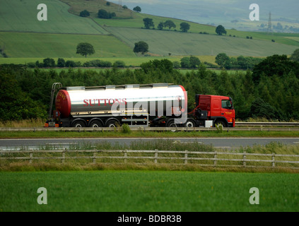 Volvo FM LKW mit flüssigen Chemikalientanker mit einer gefährlichen ADR Gefahrgut der Klasse drei feuergefährliche Flüssigkeit Suttons Stockfoto