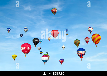 Bunte Heißluftballons am Sommertag vor einem blauen Himmel an der 2009 Bristol Balloon Fiesta uk Stockfoto