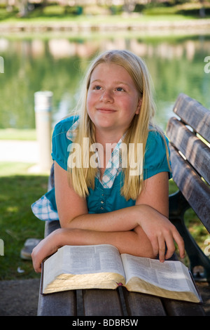 11-13 Jahre alten Kind Kinder kaukasischen Junior high Mädchen das Lesen der Bibel meditieren, Nachdenken über Gottes Wordyoung person Menschen Herr Myrleen Pearson Stockfoto