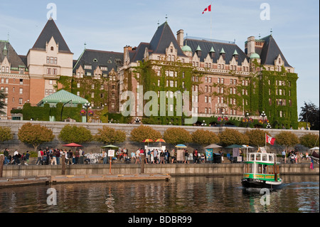 Ein Wassertaxi Fähren Touristen rund um den inneren Hafen von Victoria, Britisch-Kolumbien, Kanada. Das Empress Hotel im Hintergrund Stockfoto