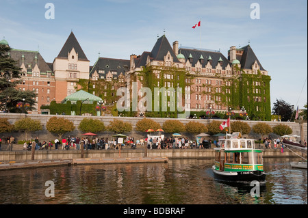 Ein Wassertaxi Fähren Touristen rund um den inneren Hafen von Victoria, Britisch-Kolumbien, Kanada. Das Empress Hotel im Hintergrund Stockfoto