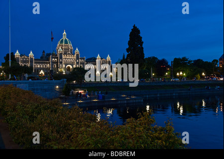 Victorias Parlamentsgebäude dominiert den inneren Hafenbereich in dieser Nacht an einem warmen Sommerabend erschossen. Vancouver Island. Stockfoto