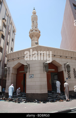 Aufruf zum Gebet in Dubai. Hunderte von Männern, die in den Straßen außerhalb verpackt Moscheen beten. Stockfoto