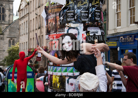 Ein maskierter Straßenkünstler Werbung ihre Show auf der Royal Mile im Rahmen des Edinburgh Fringe Festival 2009 Stockfoto