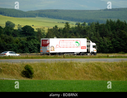 MAN LKW mit Box van Trailer mit Tail lift DHL im Auftrag von Currys electricals Stockfoto