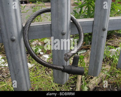 Zyklus-Diebstahl Fahrrad Kabelschloss am Sicherheitszaun geschnitten Stockfoto