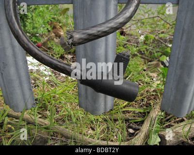 Zyklus-Diebstahl Fahrrad Kabelschloss am Sicherheitszaun geschnitten Stockfoto