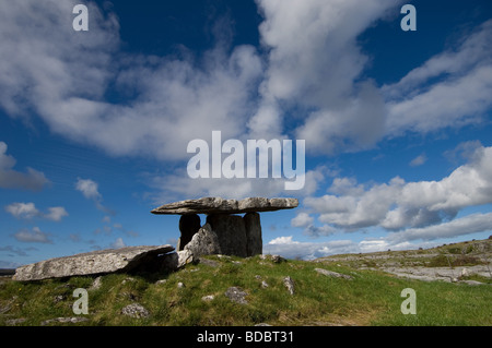 Poulnabrone Dolmen Portal Grab in der Nähe von Ballyvaughan, the Burren, Co. Clare, Irland Stockfoto