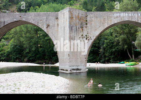 Schwimmen unter der Brücke in St-Enemie, einer kleinen Stadt am Fluss Tarn in Südfrankreich. Stockfoto