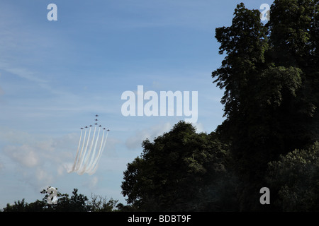 Die Red Arrows schreien vorbei, als sie ihre Demonstration über Ashton Gericht in Bristol durchführen. Stockfoto