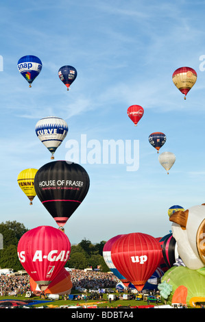 Bunte Heißluftballons an Sommertag vor einem blauen Himmel an der 2009 Bristol Balloon Fiesta uk mit Massen unten genommen Stockfoto