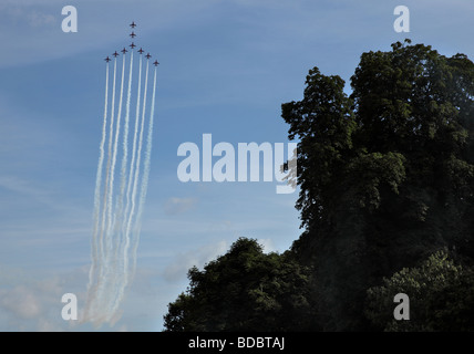 Die Red Arrows schreien vorbei, als sie ihre Demonstration über Ashton Gericht in Bristol durchführen. Stockfoto