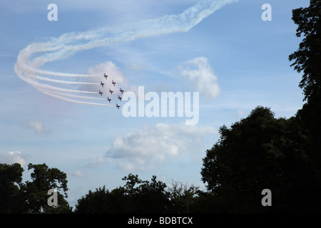 Die Red Arrows schreien vorbei, als sie ihre Demonstration über Ashton Gericht in Bristol durchführen. Stockfoto