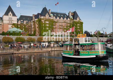 Ein Wassertaxi Fähren Touristen rund um den inneren Hafen von Victoria, Britisch-Kolumbien, Kanada. Das Empress Hotel im Hintergrund Stockfoto