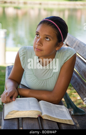 Tween tweens Multi ethnische Vielfalt ethnisch vielfältigen multikulturellen Hispanic/Kaukasischen Bibel spiegelt das Meditieren Mädchen 11-13 Jahre alten olds Myrleen Pearson Stockfoto