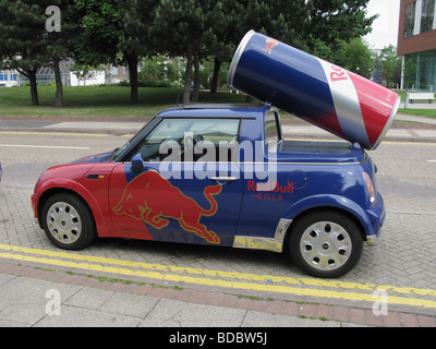 Maßgeschneiderte Mini Auto Werbung red Bull alkoholfreies Getränk an der Aston University Birmingham uk Stockfoto