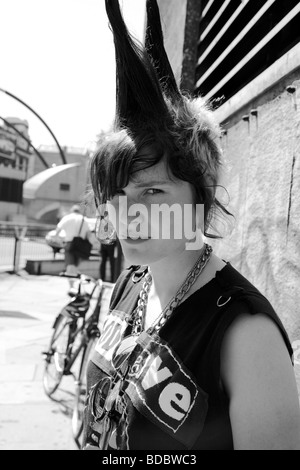 Ein Punk-Mädchen mit einem großen Mohikaner, London, UK 2009 Stockfoto