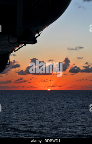 Sonnenuntergang am Blick auf das Meer von einem Kreuzfahrtschiff Stockfoto