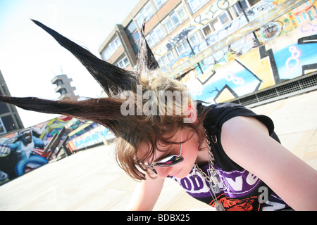 Ein Punk-Mädchen "Rae Ray Unruhen" mit einem großen Mohikaner, Shoreditch, London, UK.2009 Stockfoto