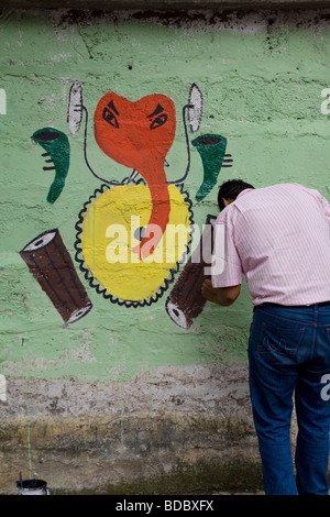 Indische Graffiti-Künstler malt ein Bild der hindu-Gott Ganesha an einer Wand in Mumbai Stockfoto