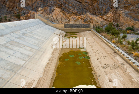 Damm im Fluss Bett Wadi Ghul Al Dakhiliyah Region Oman ausgetrocknet Stockfoto