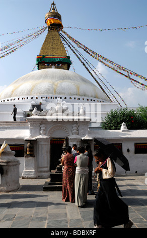 Bodhnath Bodnath Boudhanath größte buddhistische Stupa Nepal Kathmandu weiße Kuppel blauer Himmel Pilger Gläubigen beten Anbetung Stockfoto