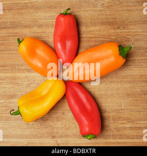 Bunte Süße Baby Paprika Paprika auf ein Schneidbrett aus Holz angeordnet Stockfoto