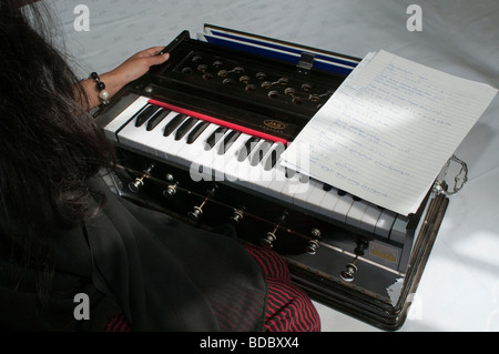 Traditionelle handbetrieben Harmonium ein beliebtes Instrument in der indischen Musik Stockfoto